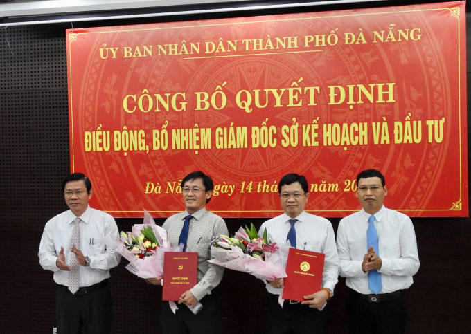 Ông Trần Văn Sơn (thứ 2, từ trái qua phải) được điều động làm Phó ban Nội chính Thành uỷ, còn ông Trần Phước Sơn (thứ 2, từ phải qua trái) giữ chức Giám đốc Sở KH&amp;ĐT TP. Ảnh: K.K.