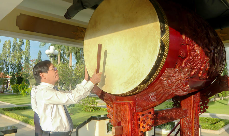 Ông Phạm Viết Thanh, Ủy viên Trung ương Đảng, Bí thư Tỉnh ủy, Chủ tịch HĐND tỉnh thực hiện nghi thức khai trống tại lễ viếng.