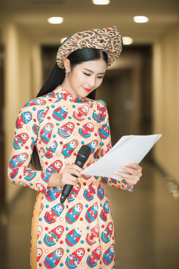 Cô chuẩn bị chu đáo trước khi lên dẫn.