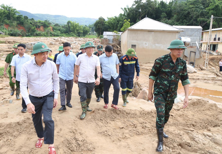 Phó Thủ tướng Lê Thành Long cùng lực lượng quân đội, chính quyền địa phương thị sát hiện trường.