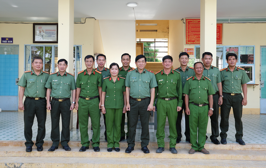 Thiếu tướng Nguyễn Văn Hận, Giám đốc Công an tỉnh đến thăm, động viên cán bộ, chiến sĩ Công an xã Tri Tôn.