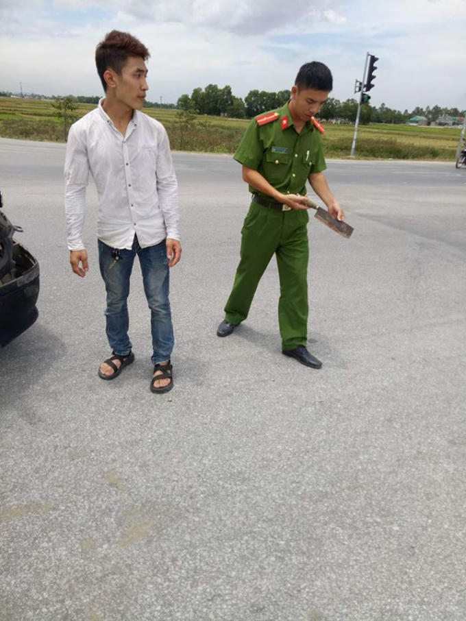 Tài xế xe cứu thương người đã vác dao đuổi chém tài xế xe tải.