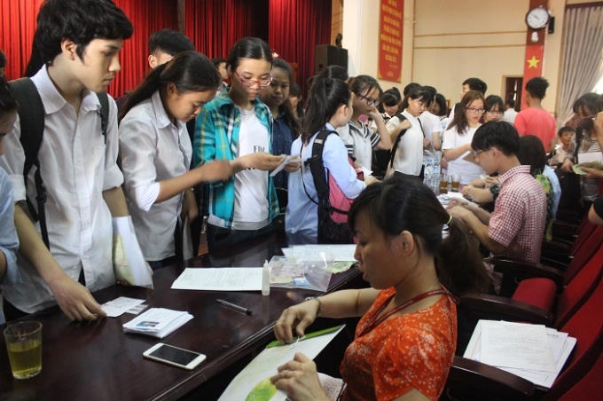 Các thí sinh gửi hồ sơ qua đường bưu điện nộp ảnh bổ sung hồ sơ dự thi Năng khiếu báo chí.  (Ảnh: Thảo Nguyên).