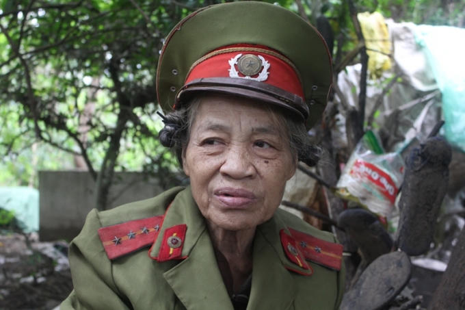 Bà Phạm Hải Huệ sống trong nghĩa địa bên cạnh ngôi mộ bố mẹ mình.