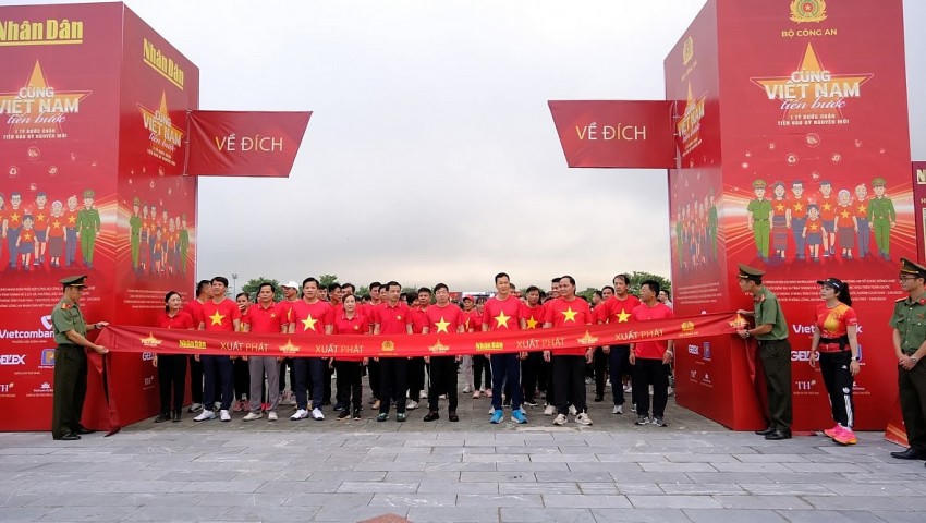 Gần 25.000 người tham gia hoạt động "Cùng Việt Nam tiến bước" tại Cao Bằng.
