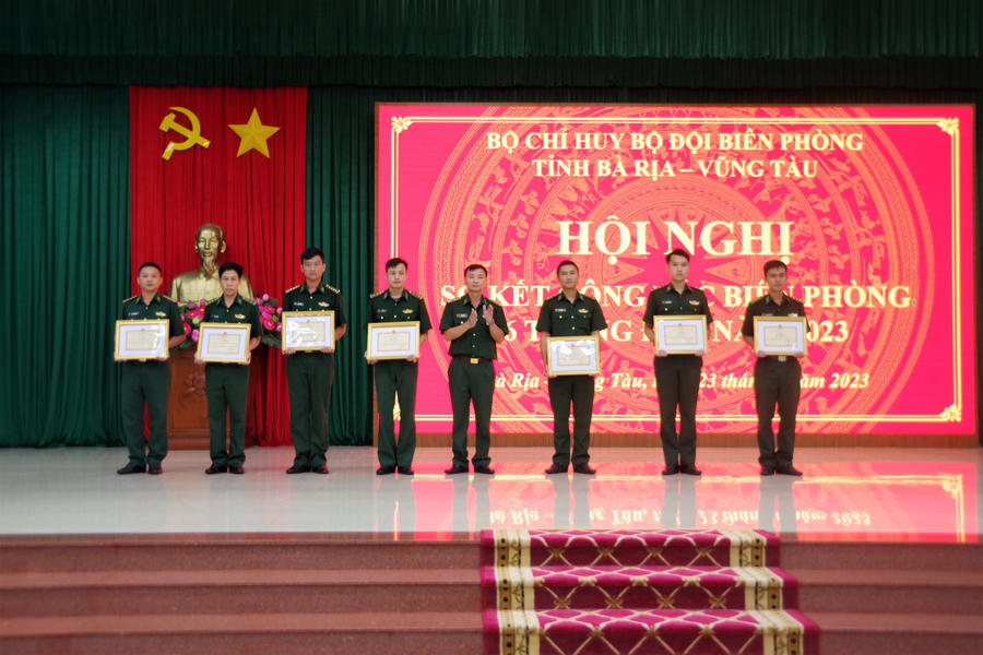 H3 Dai ta Dao Xuan Anh trao tang bang khen