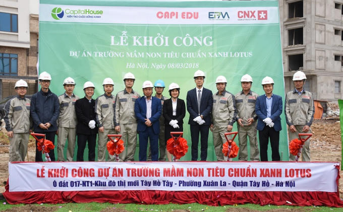 Đại diện Tập đoàn Capital House, lãnh đạo trường mầm non và đơn vị thiết kế, nhà thầu chụp ảnh lưu niệm.
