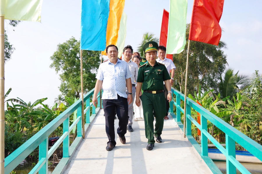 Cầu Cây Sộp tạo điều kiện thuận lợi việc đi lại cho người dân địa phương.
