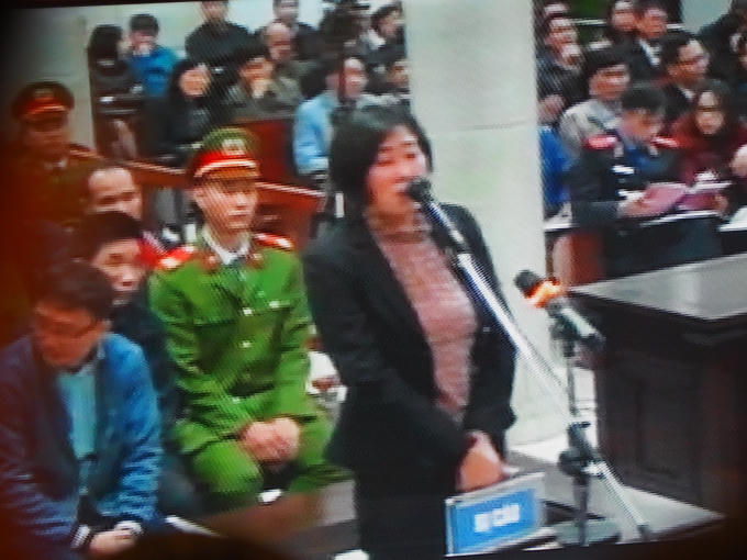 Các bị cáo lần lượt kiểm tra căn cước khi phiên xét xử được diễn ra.