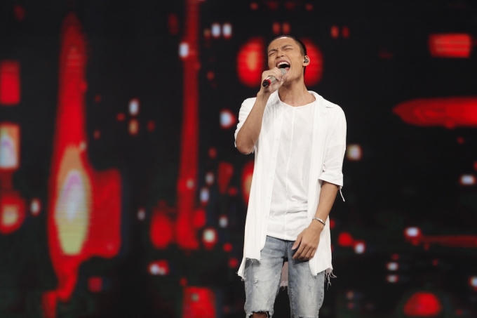 Vietnam Idol 2016: “Chàng trai bún bò” Bá Duy thể hiện “đẳng cấp ca sĩ” trong liveshow đầu tiên
