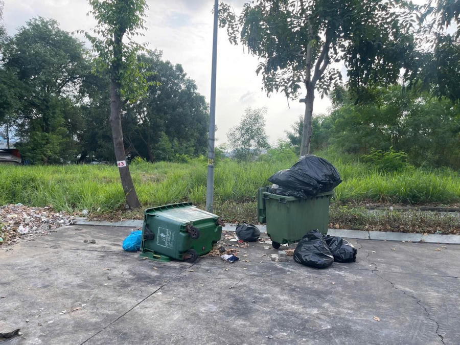 Đất “vàng” bỏ hoang trở thành nơi tập kết rác.