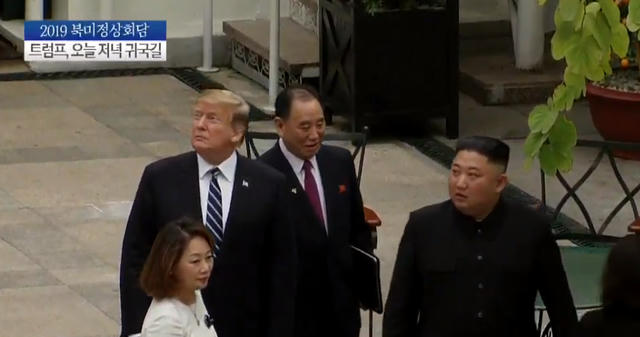 Tổng thống Donald Trump và Chủ tịch Kim Jong-un đã đi ra vườn của khách sạn Metropole gặp các cố vấn sau đó đi vào phòng họp.