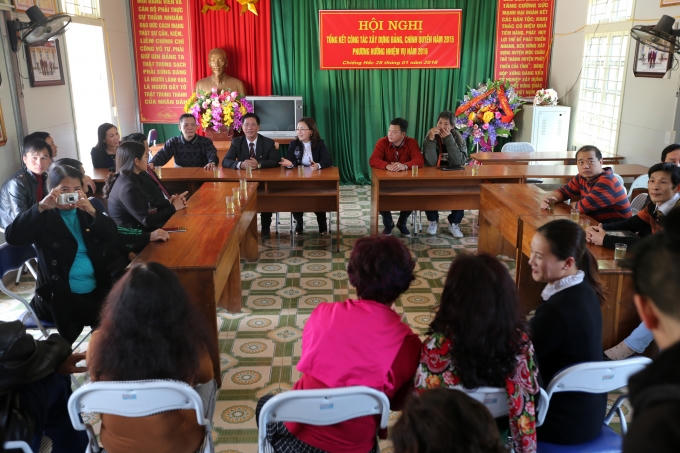 Đoàn Hoài niệm Liên Xô gặp gỡ với đại diện huyện ủy Mộc Châu và đảng ủy, UBND xã Chiềng Hắc. (Ảnh: Phạm Thanh Hà)