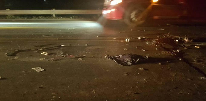 Nhiều mảnh vỡ của xe khách vẫn còn vung vãi khắp đường.