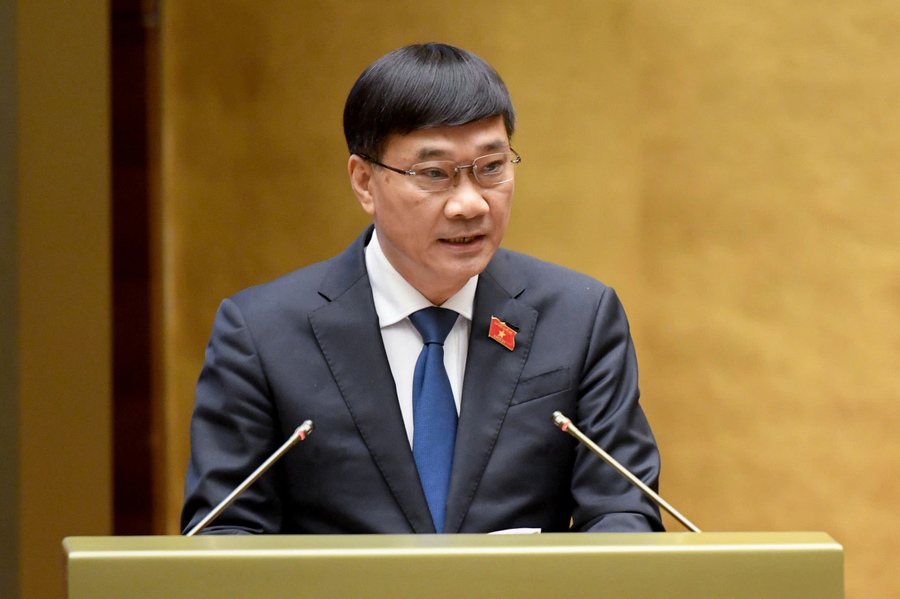 Chủ nhiệm Ủy ban Kinh tế Vũ Hồng Thanh trình bày báo cáo thẩm tra. Ảnh: quochoi.vn