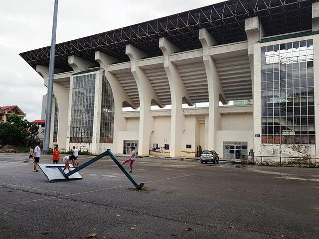 Nhiều năm bỏ hoang, người dân ví SVĐ Ninh Bình giờ như một