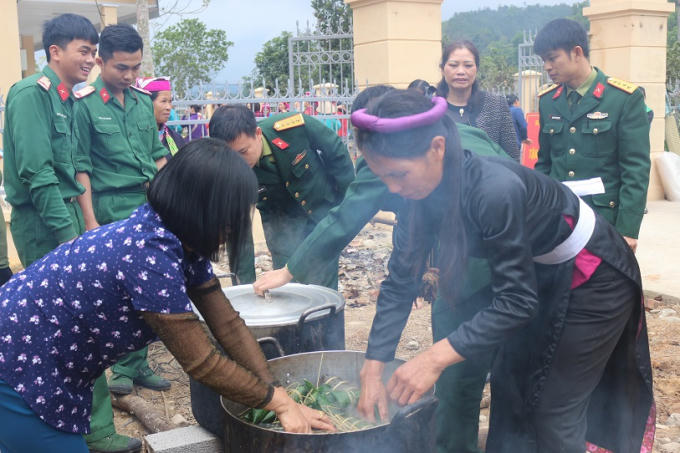 Bánh được xếp vào nồi để nấu chín.