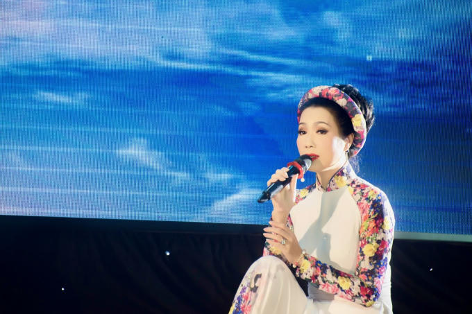 Trịnh Kim Chi duyên dáng áo dài hát