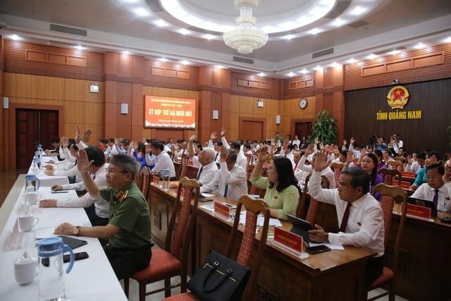 Các đại biểu HĐND tỉnh Quảng Nam biểu quyết miễn nhiệm chức danh Chủ tịch HĐND tỉnh và Chủ tịch UBND tỉnh.
