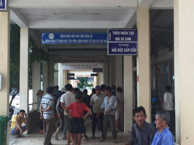 Gia đình các học sinh lo lắng ngoài bệnh viện.