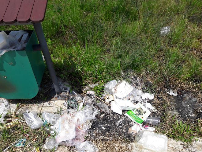 Nhiều khu vực thành nơi tập kết rác thải.