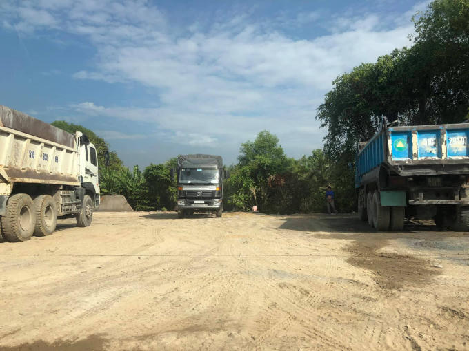 Ngoài số diện tích lấn sông Đồng Nai, lấn rạch thì có đến 3.698,5m2 đất công bị sử dụng bất hợp pháp tại đây. Ngoài các công trình trên, phần diện tích đất còn lại sử dụng làm bãi chứa vật liệu xây dựng của bến thủy nội địa Nguyễn Thị Nga, đường nhựa, đường đất, nhà xe, trạm biến áp…đặc biệt là tự ý làm đường khi chưa được sự đồng ý của cơ quan có thẩm quyền.