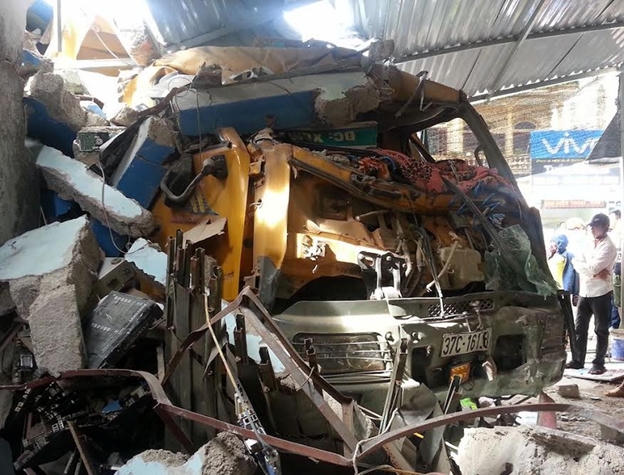 Phần đầu chiếc xe bị biến dạng sau khi va chạm.