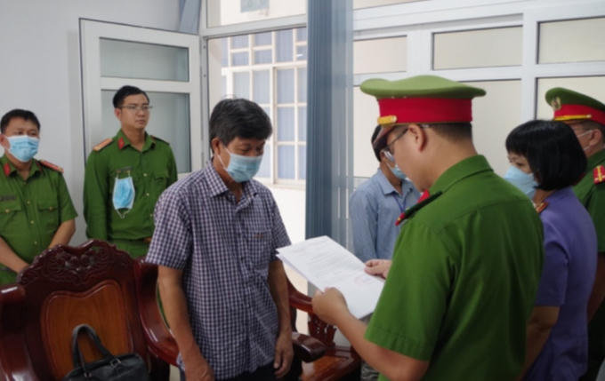 ông Diệp Minh Xuân, phó chủ tịch UBND huyện Thuận Nam (áo sơ mi ca rô tím) - Ảnh: Công an cung cấp