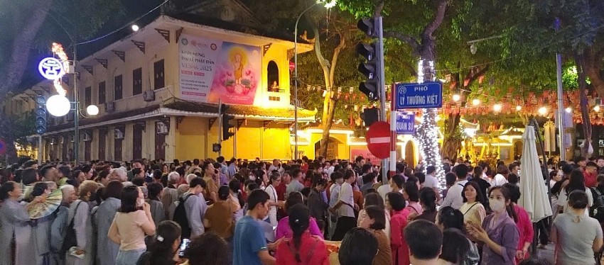 Các tuyến phố xung quanh chùa Quán Sứ rất đông người xếp hàng vào chiêm bái xá lợi