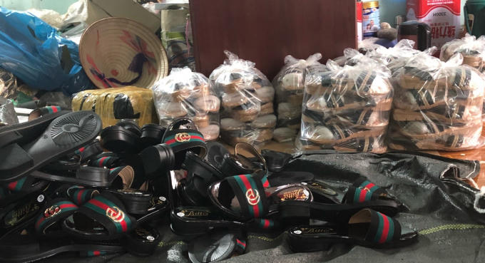 Hàng hóa giả nhãn hiệu Biti’s bị cơ quan Quản lý thị trường phát hiện, thu giữ.