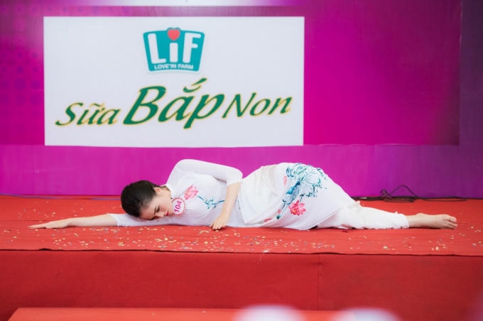 Trần Thị Thu Hiền (SBD 104) mặc áo dài hoa sen múa đương đại trên nền nhạc xúc động của ca khúc “Mẹ ơi đừng bỏ con”.