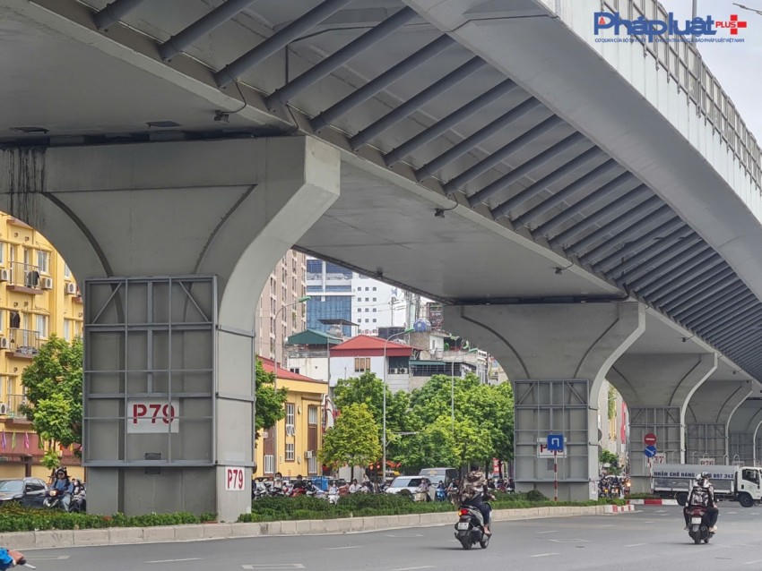 Cận cảnh hàng loạt trụ cầu vượt Vành đai 2 được bao bọc bởi hàng trăm màn hình LED