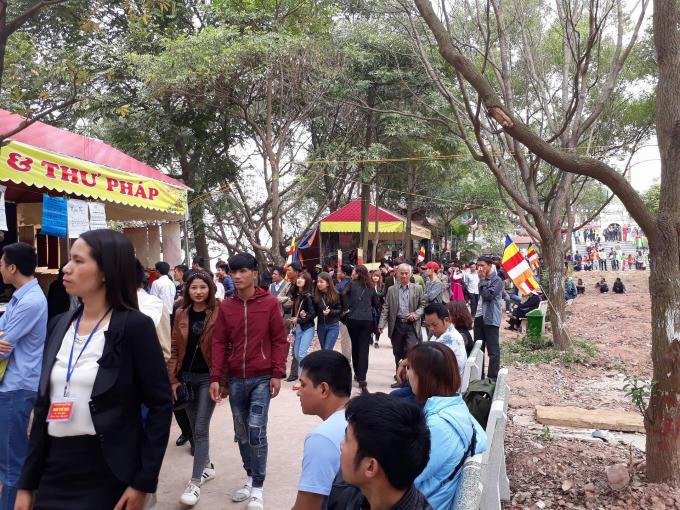 Tuy mới ngày đầu nhưng số lượng người đến đã rất đông.