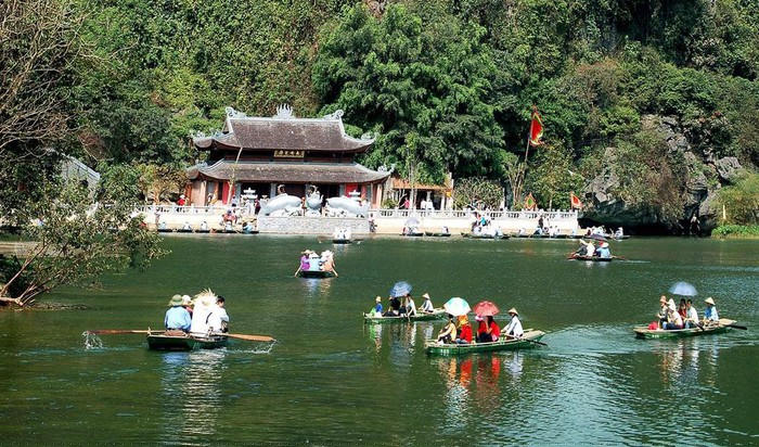 Chùa Hương (Hà Nội) là một trong những thắng cảnh nổi tiếng ở miền Bắc. Bên cạnh đó, nơi đây còn được xem là địa điểm du lịch tâm linh hấp dẫn vào dịp đầu Xuân năm mới. Đối với nhiều du khách, việc đến chùa Hương không chỉ là hành trình tìm về đất Phật mà còn là dịp để thưởng ngoạn vẻ đẹp thiên nhiên trù phú. Ảnh: Innotour.