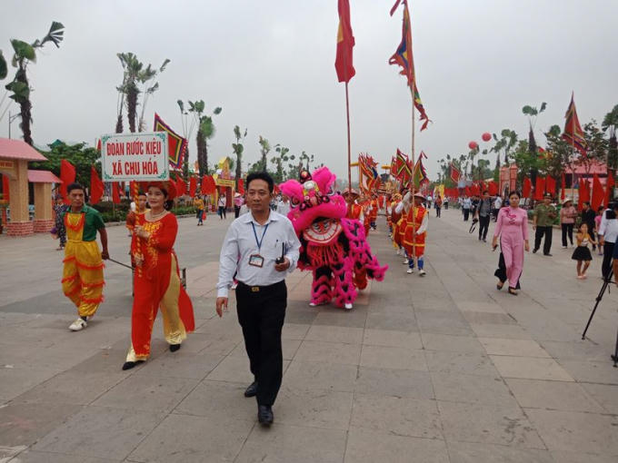 Đi đầu Lễ rước kiệu là đội múa sư tử, tiếp đó là đoàn rước Quốc kỳ và cờ hội, đoàn người đánh chiêng, trống, rước biểu dấu và bát bửu, đội bát âm múa sinh tiền, rước tán lọng...