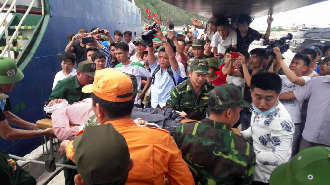 Thuyền viên Nguyễn Văn Sáng được đưa vào bờ và chuyển đến bệnh viện điều trị sau đó.
