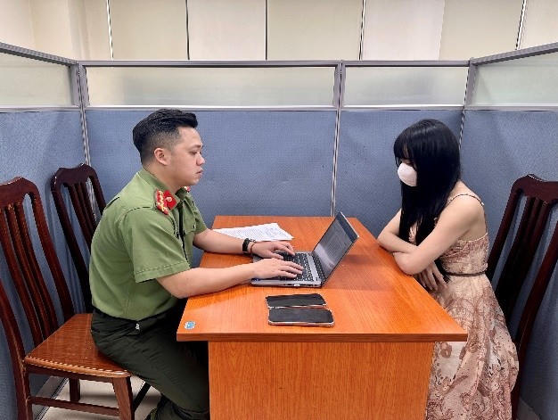 Xử phạt 2 trường hợp đăng video clip đánh bạc để "câu like". (Ảnh: Công an TP Hà Nội)
