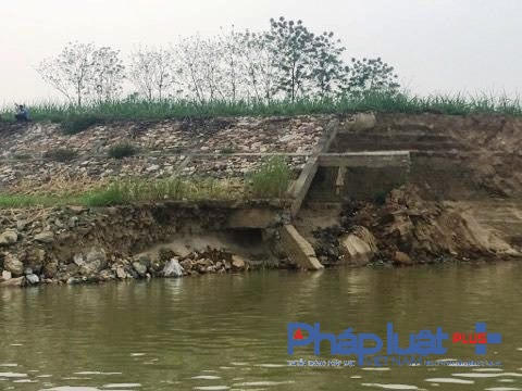 Bờ kè kiên cố được xây dựng năm 2008 đang gãy vỡ nhiều đoạn (Ảnh Đào Tấn).