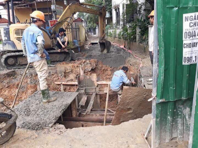 Thi công ngay giữa lối ra vào Kiệt ảnh hưởng tới sinh hoạt và cuộc sống của người dân.