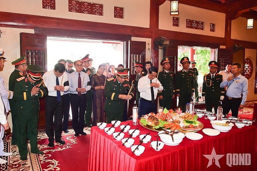 Các đại biểu làm lễ trong Đền thờ Liệt sĩ. (Ảnh: QĐND).