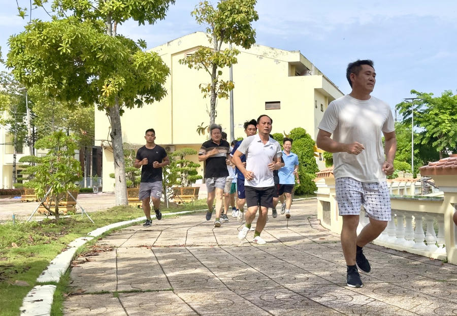 Cán bộ, chiến sĩ Công an tỉnh Bạc Liêu thực hiện nội dung chạy 1.500m.