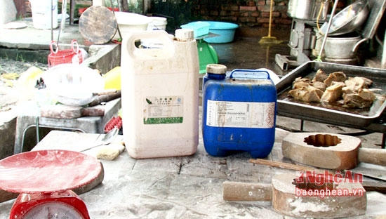 Nguyên liệu làm bánh trung thu bày la liệt không đảm bảo vệ sinh. Ảnh: Báo Nghệ An