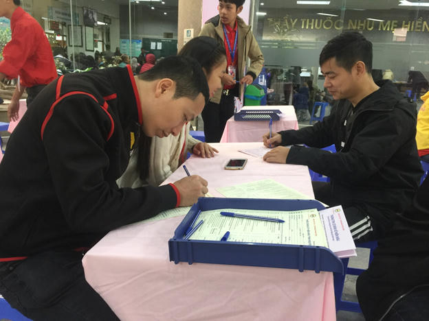 Rất đông người đến đăng kí hiến máu từ sớm.