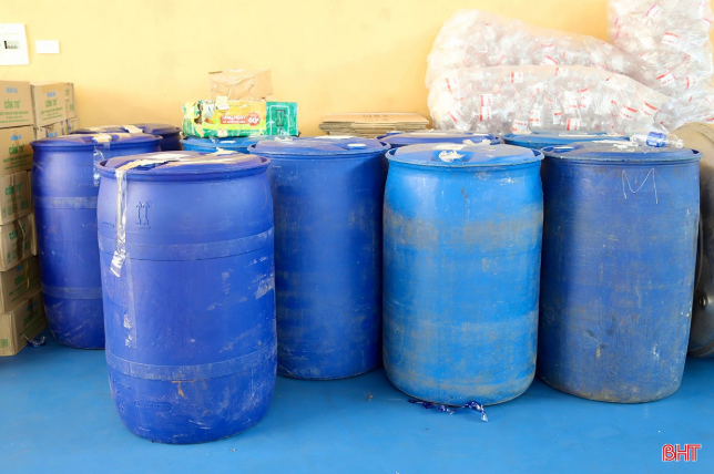 Tang vật sản xuất cồn giả bị thu giữ.