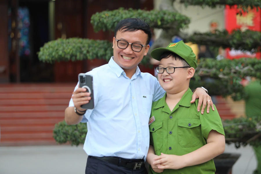 Các em không quên ghi lại khoảnh khắc đáng nhớ bên bố mẹ.