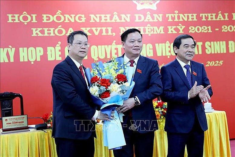Thường trực Tỉnh ủy Thái Bình tặng hoa chúc mừng tân Chủ tịch UBND tỉnh Thái Bình Nguyễn Mạnh Hùng (Ảnh: TTXVN)
