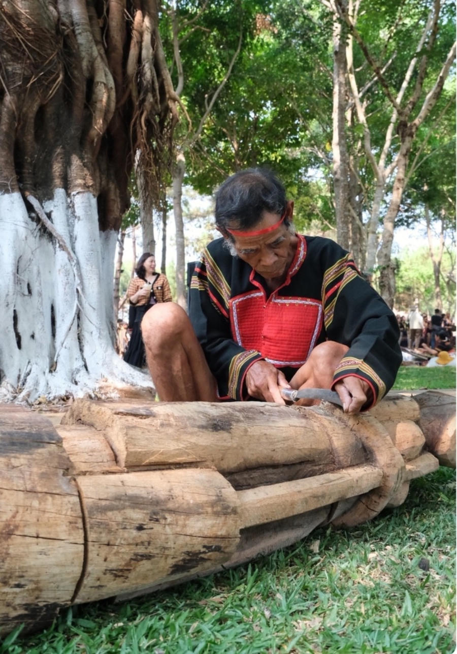 Nghệ nhân Jrai tạc tượng gỗ. Ảnh: Hoàng Ngọc