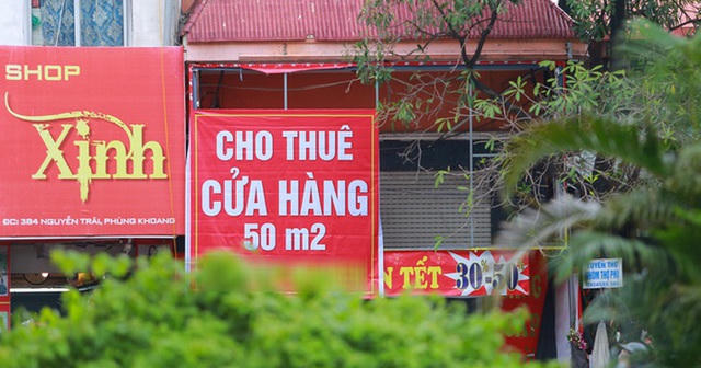 Ảnh hưởng tiêu cực bởi dịch bệnh, hàng loạt các chủ cửa hàng trả mặt bằng. Ảnh: Vũ Đức Anh