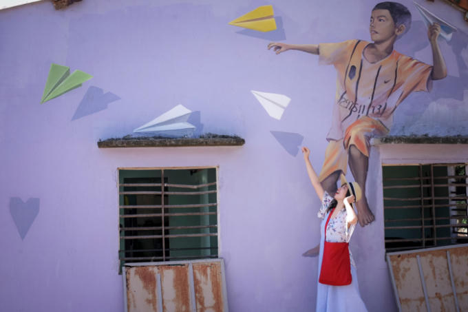 Những background check-in quen thuộc của các bạn trẻ khi đến làng Tam Thanh. Nhưng khéo léo chỉnh màu một chút bức hình của bạn sẽ trở nên độc đáo và mới lạ hơn nhiều. Ảnh: Phạm Mai Linh.