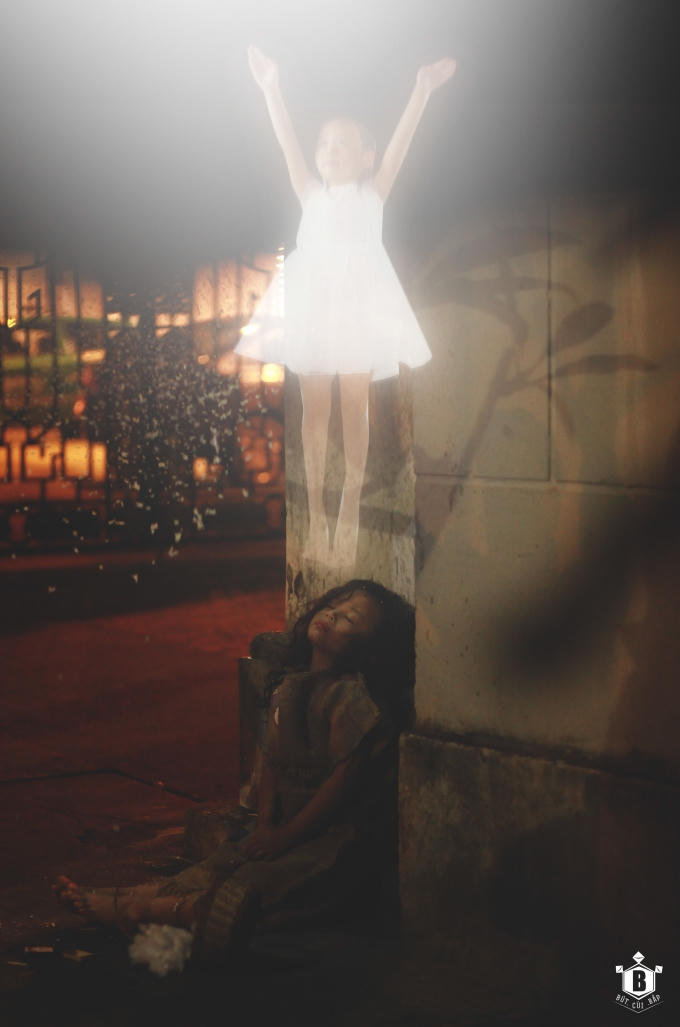 Giấc mơ hạnh phúc hiện lên trên đôi má hồng và nụ cười của em khi ra đi đã giải thoát em khỏi mọi khổ đau của cuộc sống.